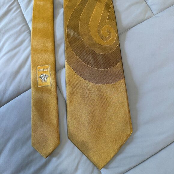 Versace XL Gold Silk Tie Abstract Swirl Medusa Logo Made In Italy  67"L x 3.75"W - Picture 9 of 16